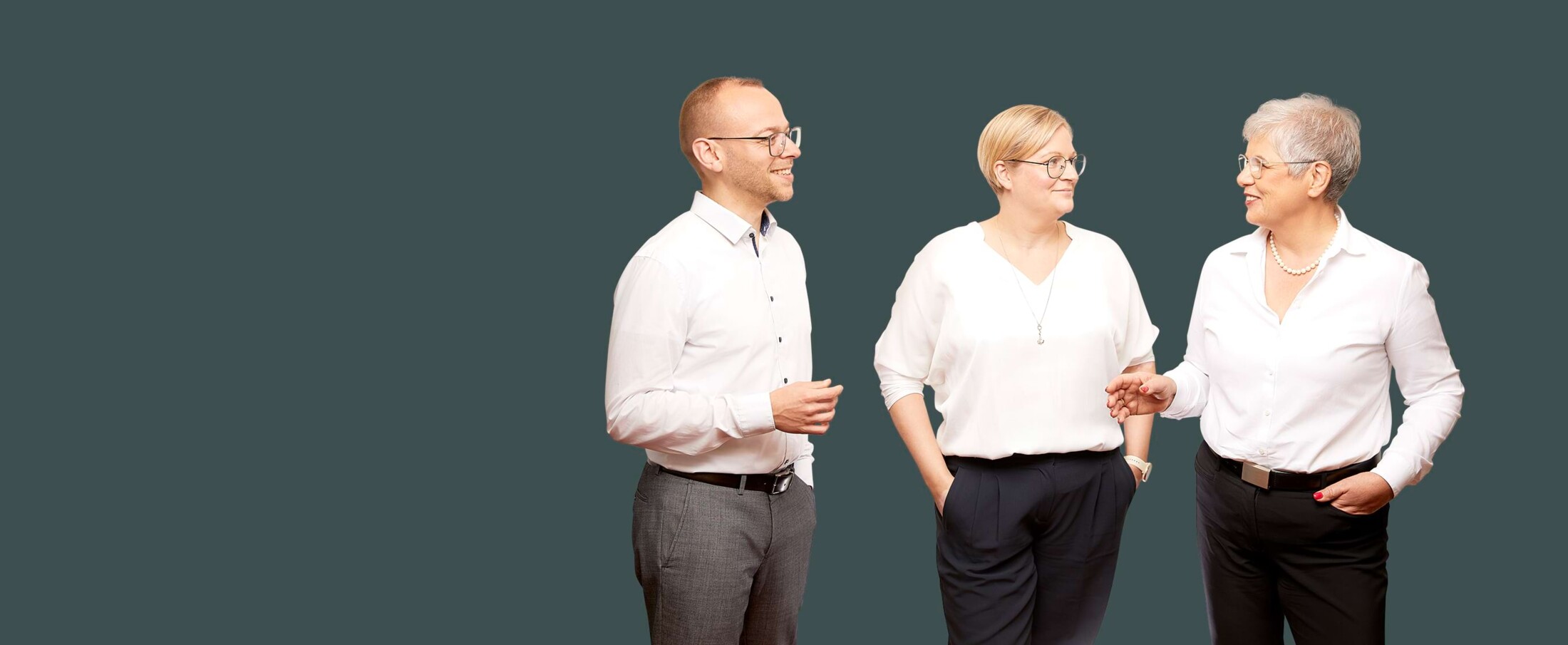 Frau Zimmermann-Brase, Frau Frank und Herr Pfefferle befinden sich in einem freundlichen Gespräch