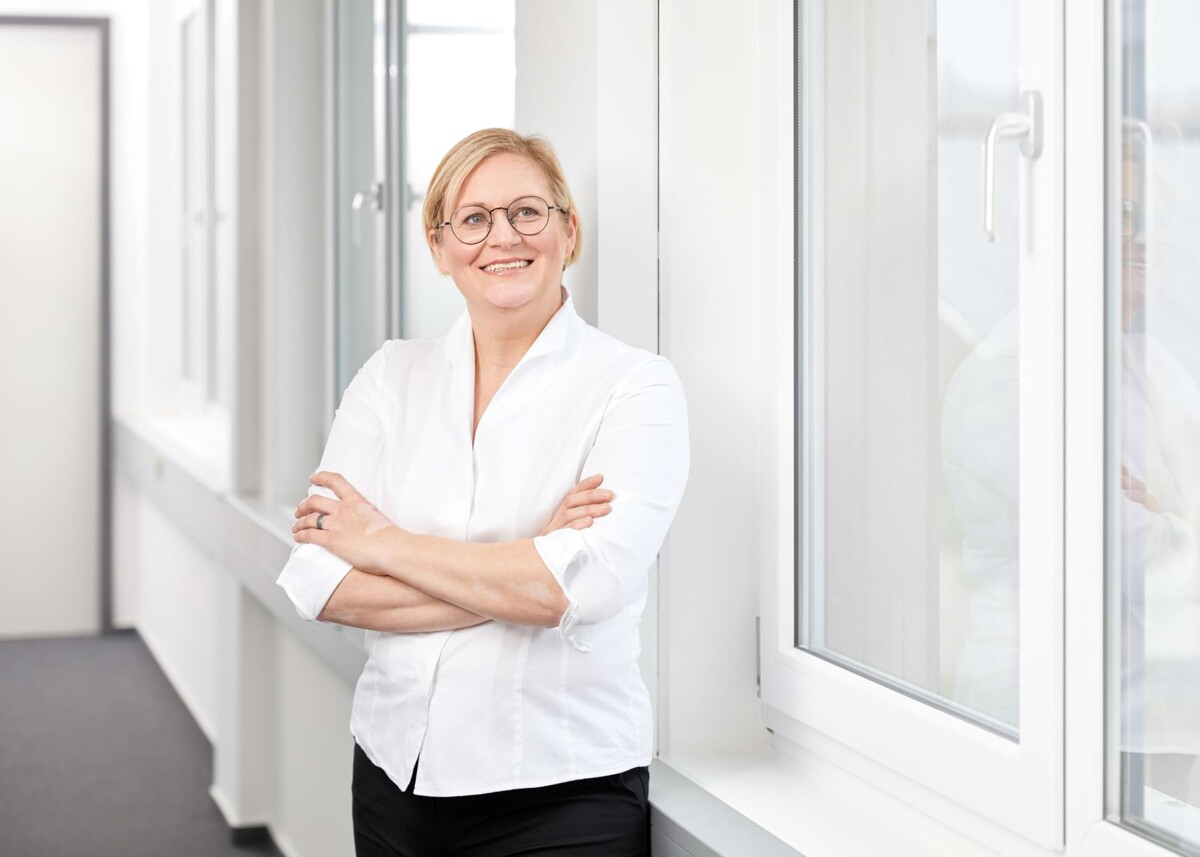 Lächelndes Porträt von Frau Frank