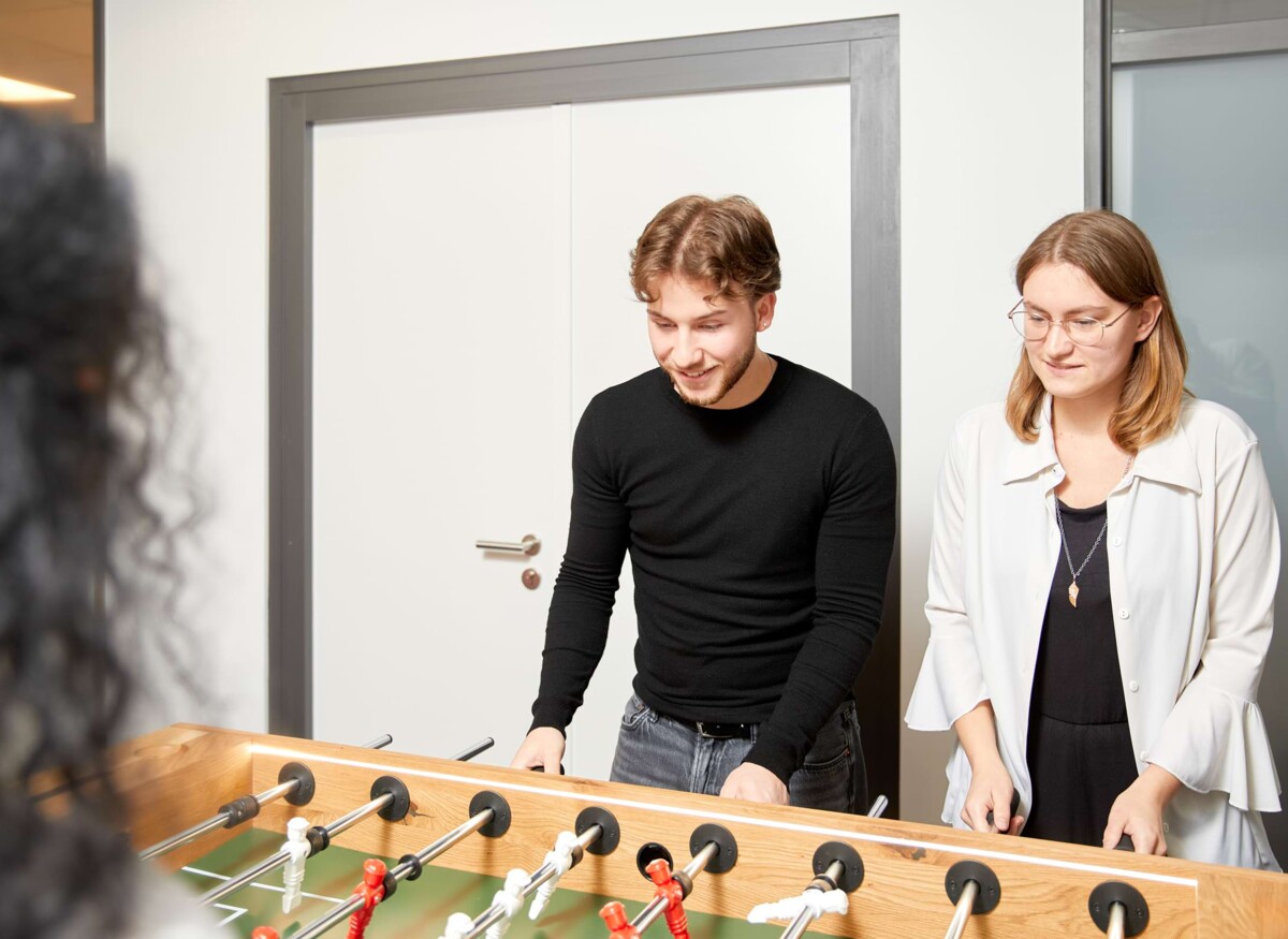Mitarbeiter spielen Fussballkicker