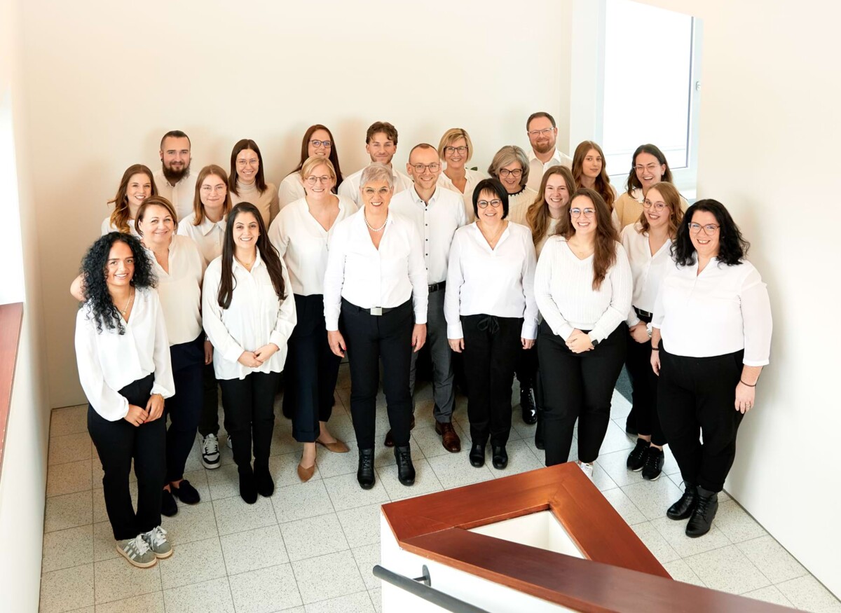 Gruppenportrait des gesamten Teams