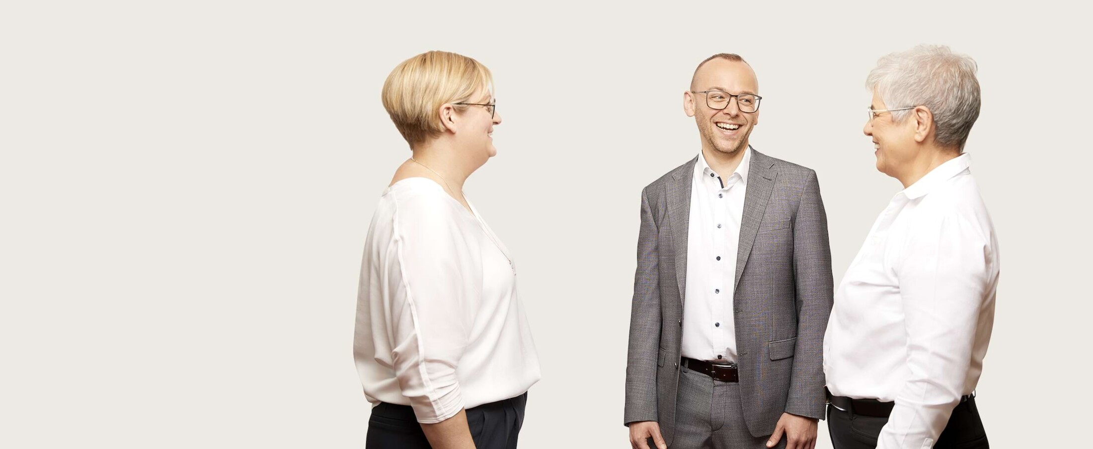 Frau Zimmermann-Brase, Frau Frank und Herr Pfefferle lachen zusammen