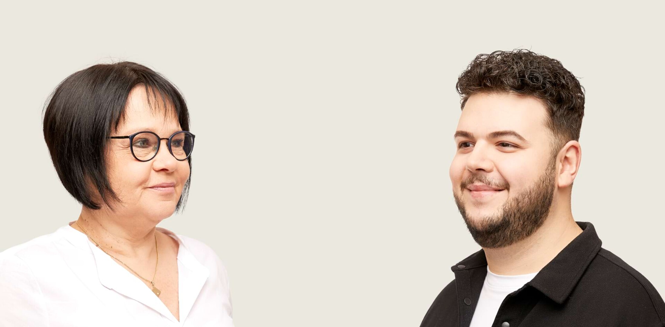 Alexandra Hübner und Mandant lächeln sich an